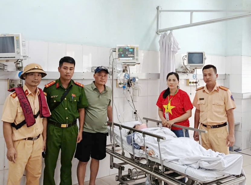 Trạm Cảnh sát đường thủy Máy Chỉ  kịp thời cứu một phụ nữ nhảy cầu Bính